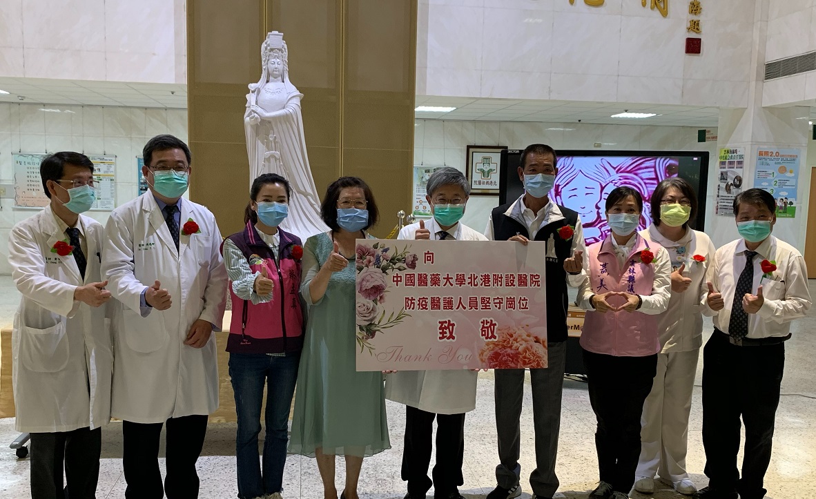 ▲朝天宮蔡董事長及黃美蘭、蔡孟真議員感謝醫療團隊辛勞。（圖／記者蘇榮泉攝，2020.05.08）