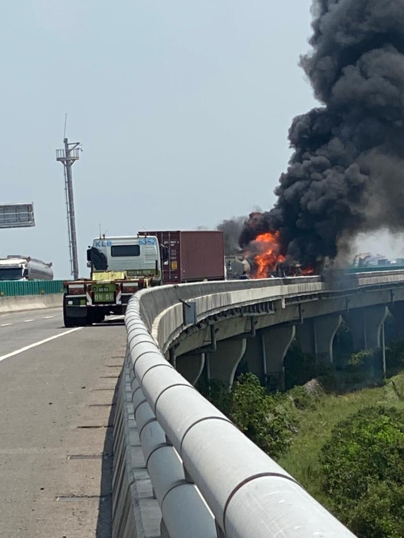 ▲台61線西濱快速道路發生一起火燒車意外,一輛油罐車與貨車擦撞,貨車瞬間起火燃燒,並延燒到油罐車車頭。(圖/記者陳雅芳翻攝,2020.05.08)