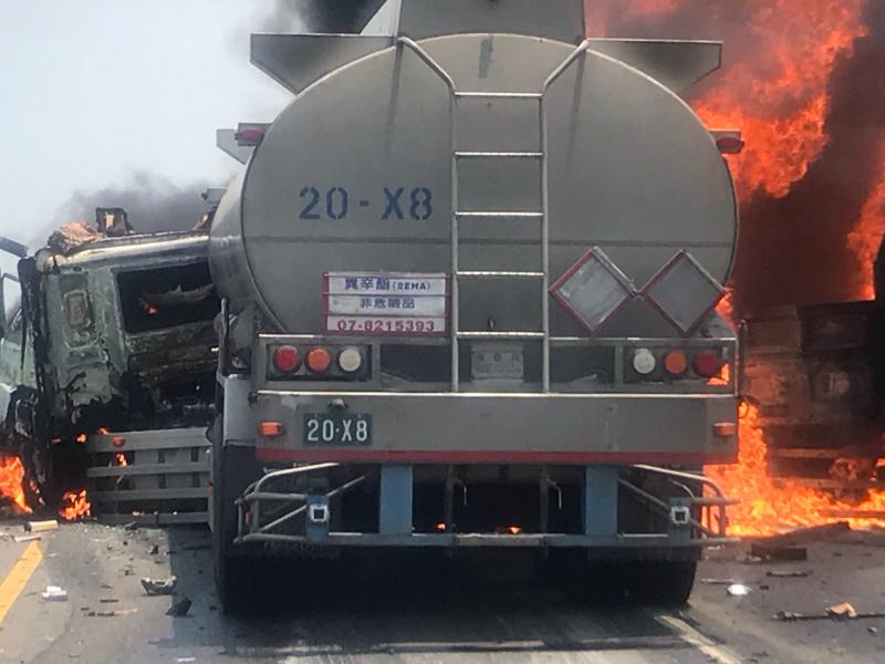 ▲台61線西濱快速道路發生一起火燒車意外,一輛油罐車與貨車擦撞,貨車瞬間起火燃燒,並延燒到油罐車車頭。(圖/記者陳雅芳翻攝,2020.05.08)