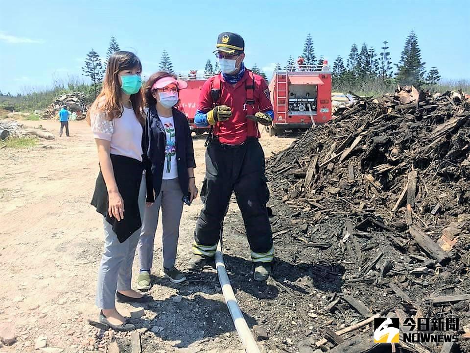 ▲澎湖馬公嵵裡、井垵等居民，連日來被井垵巨型木材掩埋場悶燒的濃煙嗆到苦不堪言，晚上風大時連馬公市區民眾都能聞到陣陣惡臭味，縣議員陳慧玲痛批澎湖縣政府嚴重失能。（圖／記者張塵攝，2020.05.08）