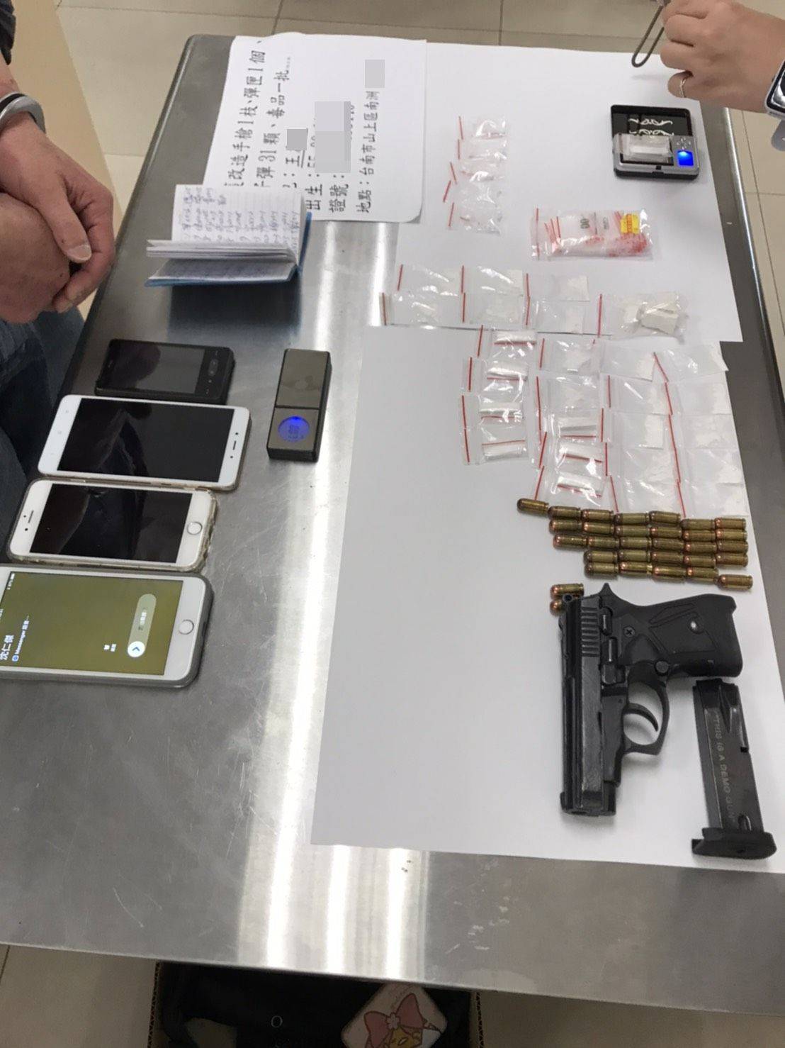 ▲南市警新化分局破獲擁槍販毒案，起獲各式毒品及改造手槍、子彈一批。