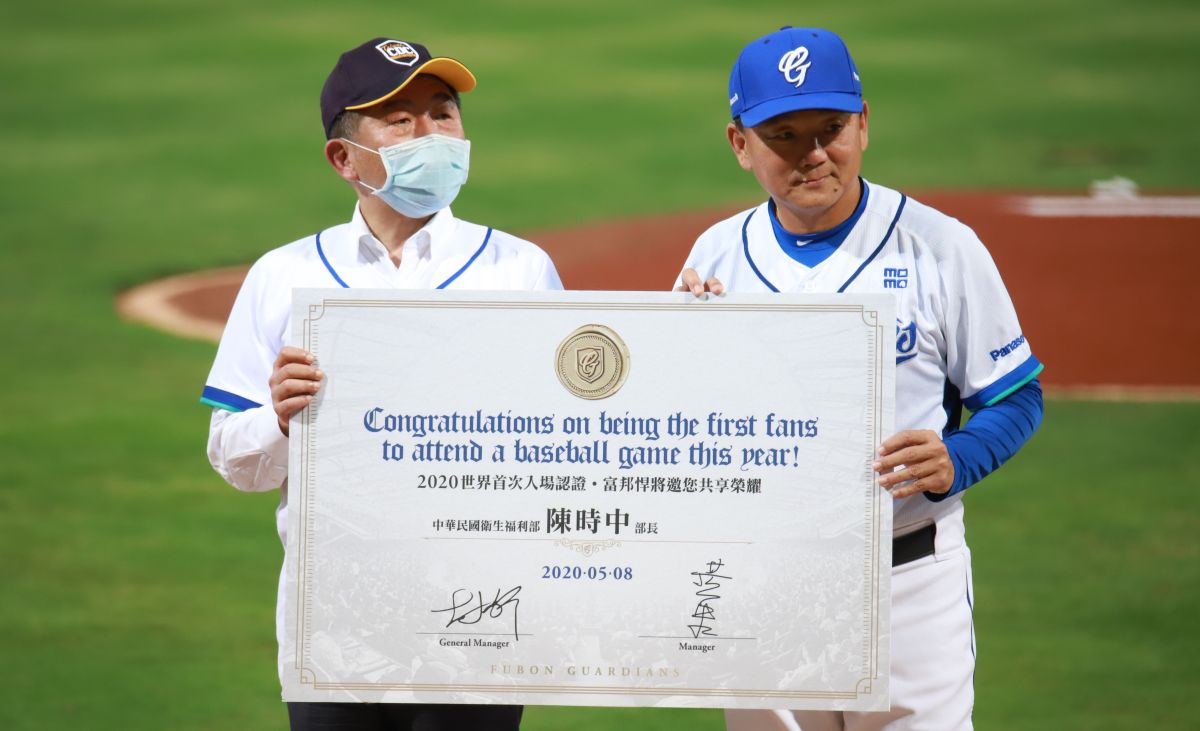 ▲中央流行疫情指揮中心指揮官陳時中（左）前來新莊棒球場。（圖／葉政勳攝）