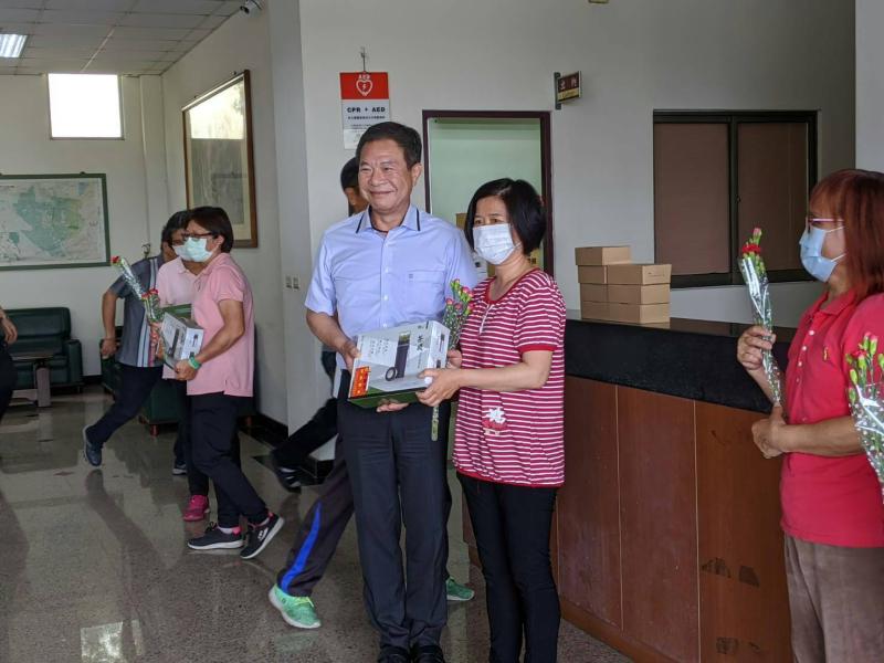 ▲警友辦事處主任林名羲贈送養生小禮物,慰勉女性同仁平日在工作崗上的付出與辛勞,祝福溫馨母親節佳節愉快。(圖/記者陳雅芳攝,2020.05.08)