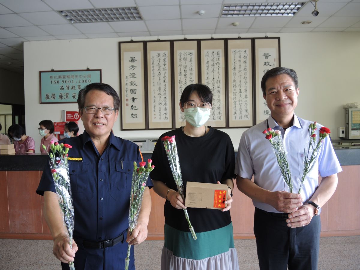 ▲田中警分局準備康乃馨贈給當母親的員警(工)，女警張倫偉第一次將以母親身分過節。（圖／記者陳雅芳攝，2020.05.08）