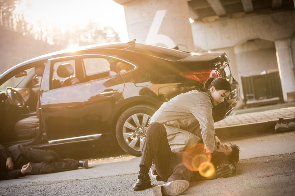 ▲李寶英（左）劇中身手俐落。（圖／八大）
