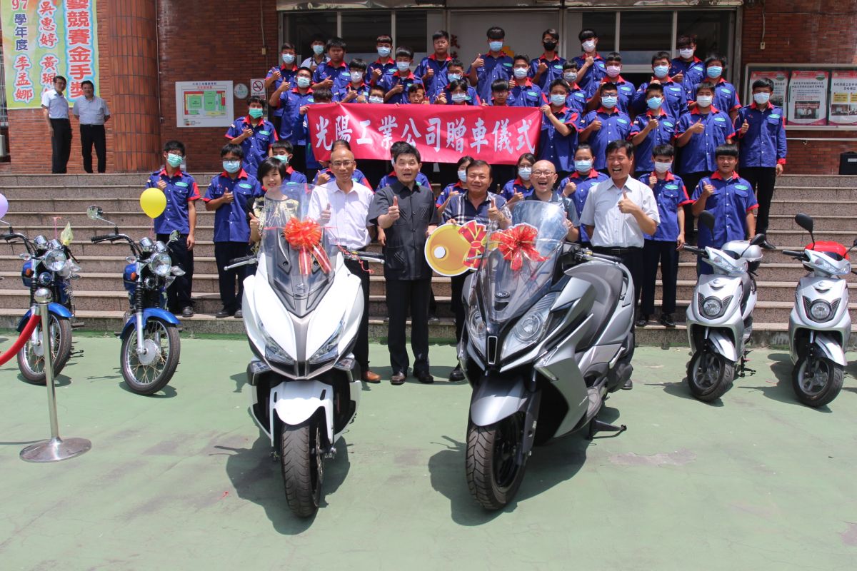 ▲大德工商今獲光陽工業公司贈送2輛重機車，將提供提升學生維修機車技能。（圖／記者簡勇鵬攝）