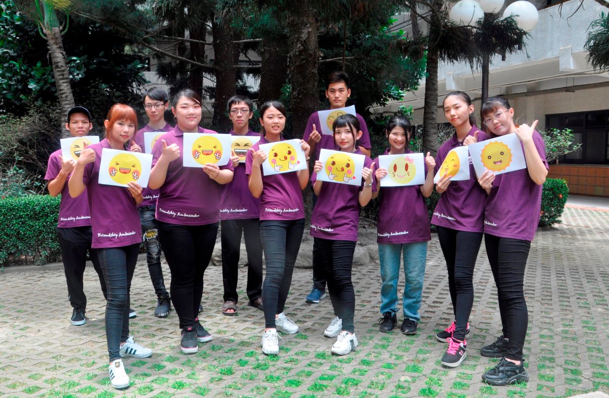 ▲建國科大親善服務團在國際微笑日以微笑祝母親節快樂。（圖／記者陳雅芳攝，2020.05.08）