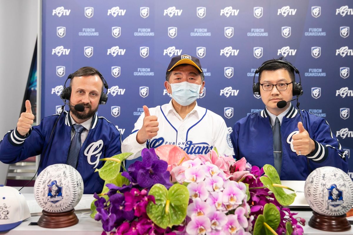 ▲球評王雲慶（右）與陳時中（中）共同轉播球賽。（富邦提供）