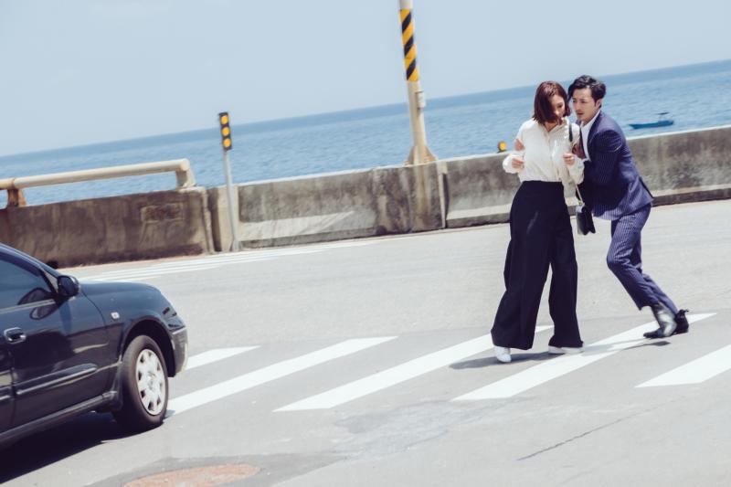 ▲古斌(右)搶救安心亞。(圖