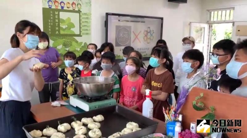 ▲孩子們將廣興國小校園自種的「迷迭香」,調製獨特風味,專屬於廣興媽咪的「香草貝果」便大功告成。(圖/記者陳雅芳攝,2020.05.09)