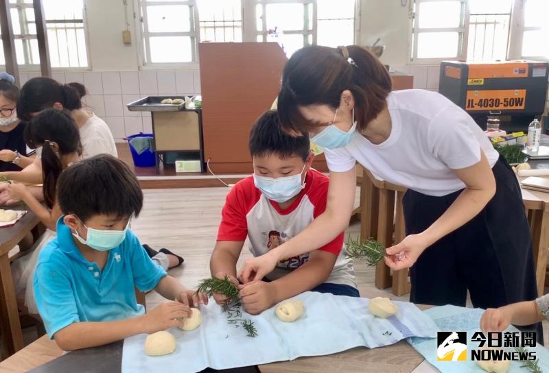 ▲二林鎮廣興國小邀請台中「米花/KOUJI」手作烘焙坊,教孩子親手製作「廣興媽咪香草貝果」。(圖/記者陳雅芳攝,2020.05.09)