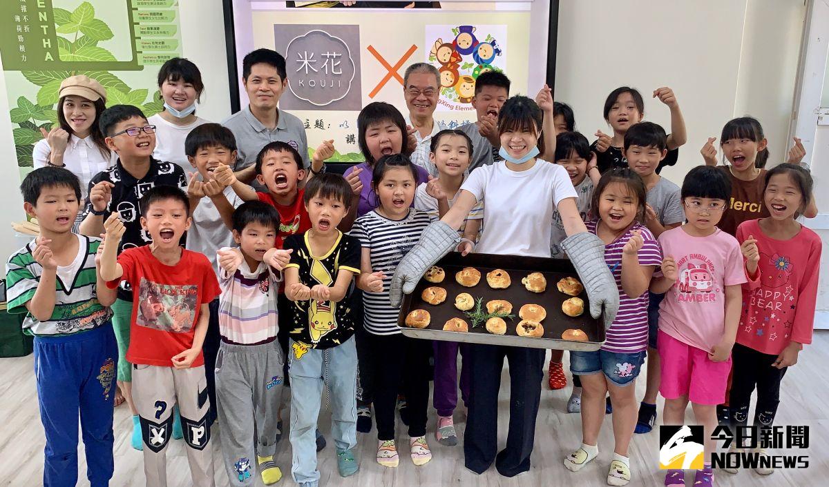 ▲廣興國小教孩子親手製作「廣興媽咪香草貝果」，小朋友透過實作貝果對母親表達感恩。（圖／記者陳雅芳攝，2020.05.09）