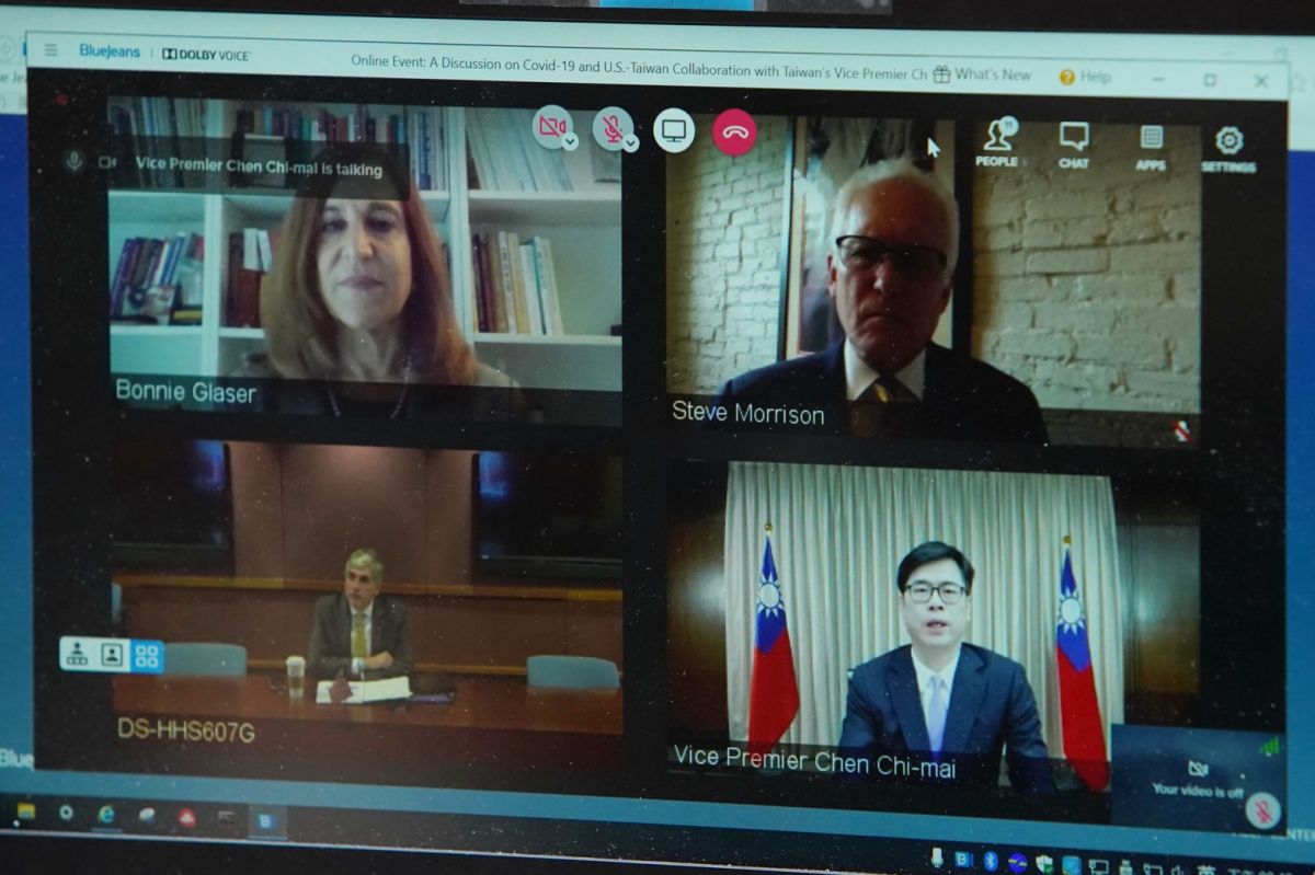 ▲華府智庫「戰略暨國際研究中心」（CSIS）邀請行政院副院長陳其邁（右下）進行視訊會議，與美國衛生部副部長哈根（Eric Hargan）（左下）、CSIS資深副會長莫里森（Stephen Morrison）（右上）、CSIS主任葛來儀（Bonnie Glaser）（左上）交流防疫經驗。（圖／取自陳其邁臉書）
