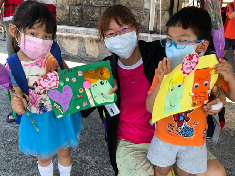 ▲幼兒園小朋友發揮巧思,利用桃花心木、冰棒木棍、回收紙盒、毛線等,創作各式各樣母親節禮物,傳達感恩之情。(圖/記者邱嘉琪攝,2020.05.09)