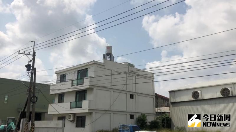 ▲和美鎮柑井里一處電信基地台以水塔掩護及鐵皮覆蓋,不容易看出是基地台。(圖/記者陳雅芳攝,2020.05.09)
