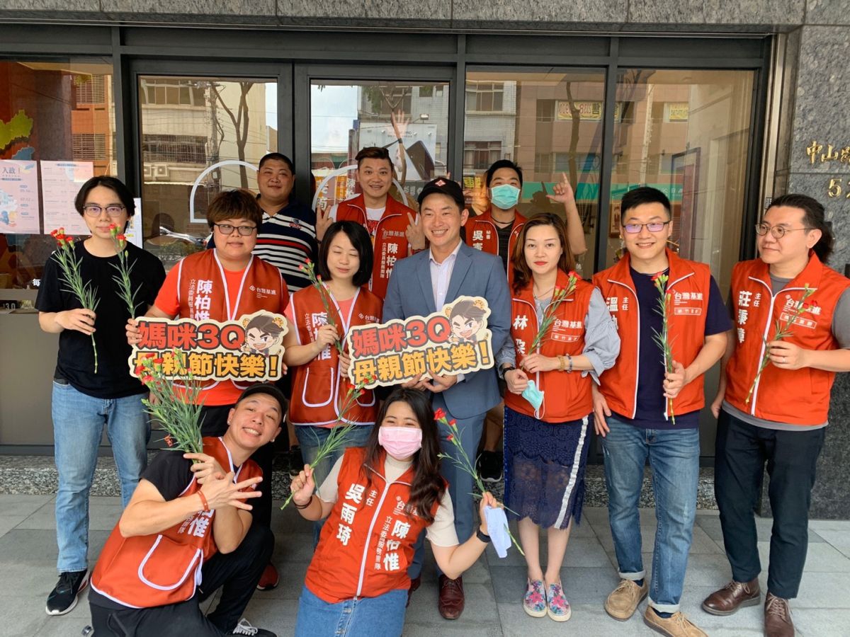 ▲台灣基進立委陳柏惟在台中霧峰、烏日、大肚、龍井及沙鹿發起「3Q陳柏惟感謝媽咪一日巡迴活動」。 (圖／柳榮俊翻攝2020.5.9)