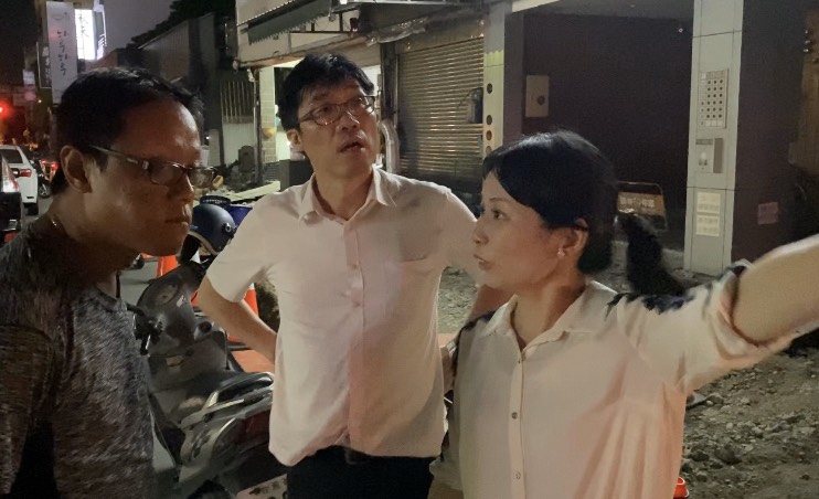 ▲彰化縣議員温芝樺接獲民眾陳情，表示有工區安全標示明顯不足，同縣府工務處處長林漢斌及承包廠商，會勘施工現場。（圖／記者葉靜美攝）