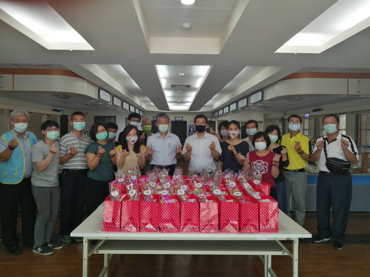 ▲彰化縣榮服處為感謝默默付出的母親，準備了康乃馨花束及美味蛋糕，祝福辛苦的媽媽們母親節快樂。（圖／記者葉靜美攝）