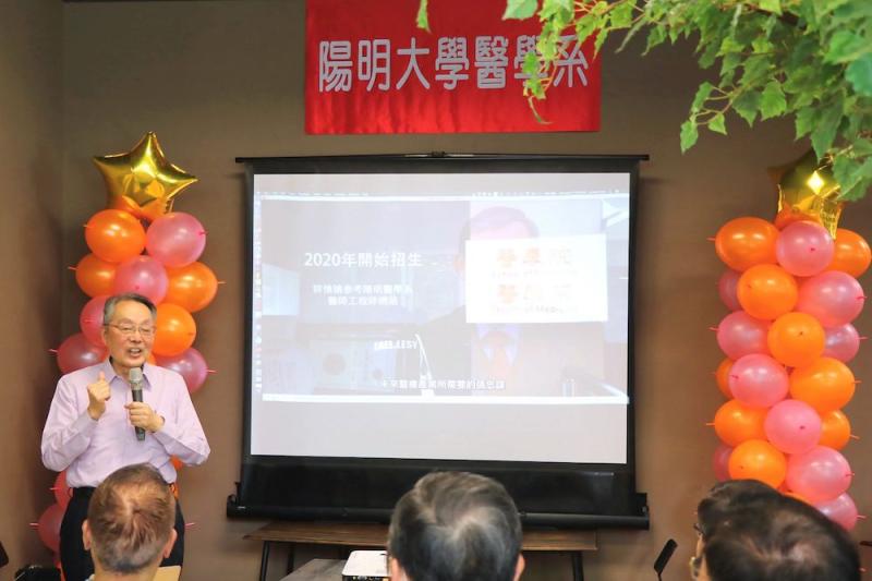 ▲宏碁集團創辦人施振榮也到場勉勵這些未來對台灣產業轉型相當重要的學生。(圖/陽明提供)