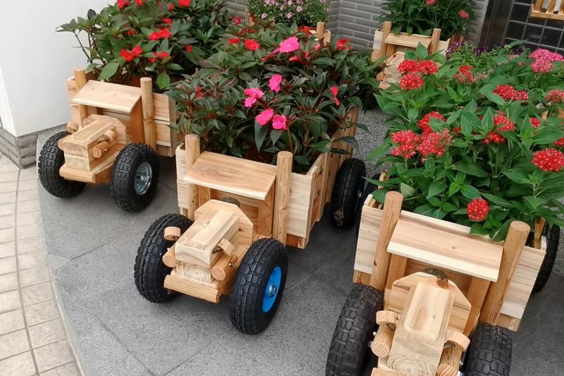▲以風倒木打造的軍事卡車花車超可愛。(圖/記者蔡若喬攝)