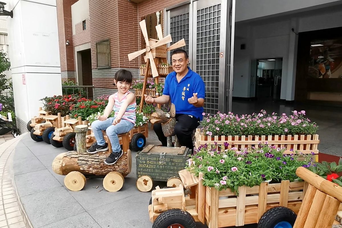 ▲金城鎮公所與縣林務所合作推出「花閃活動」，可愛造型花車點綴金城街景。(圖／記者蔡若喬攝)