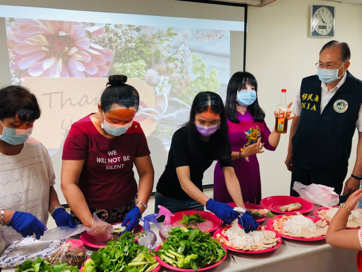 ▲移民署金門站邀請新住民，用美食慶祝母親節。(圖／移民署金門服務站提供)