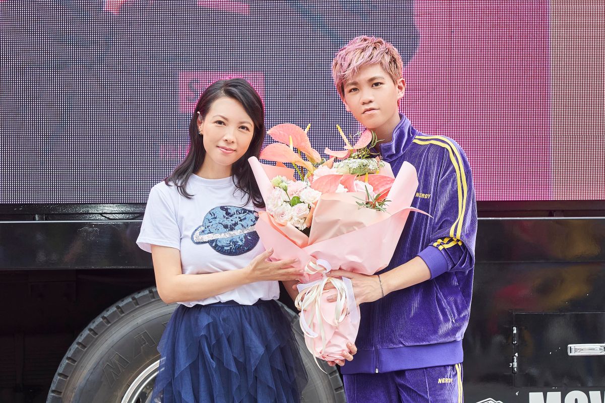 ▲皇毅（右）的乾媽是陳孝萱。（圖／華研國際提供）