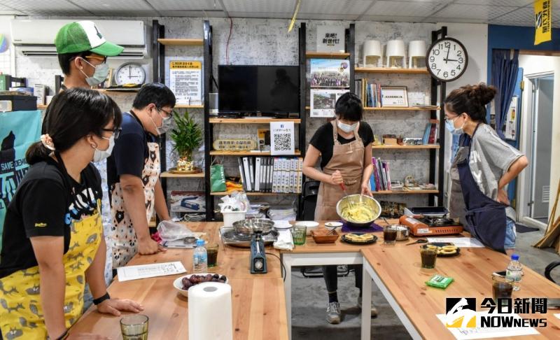 ▲北斗家商餐飲技術科余姍青老師教民眾製作童趣的亮晶晶餅乾。(圖/記者陳雅芳攝,2020.05.09)