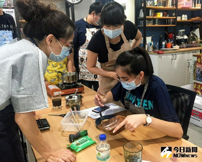 ▲母親節將至,縣議員吳韋達服務處舉辦「餅乾亮晶晶