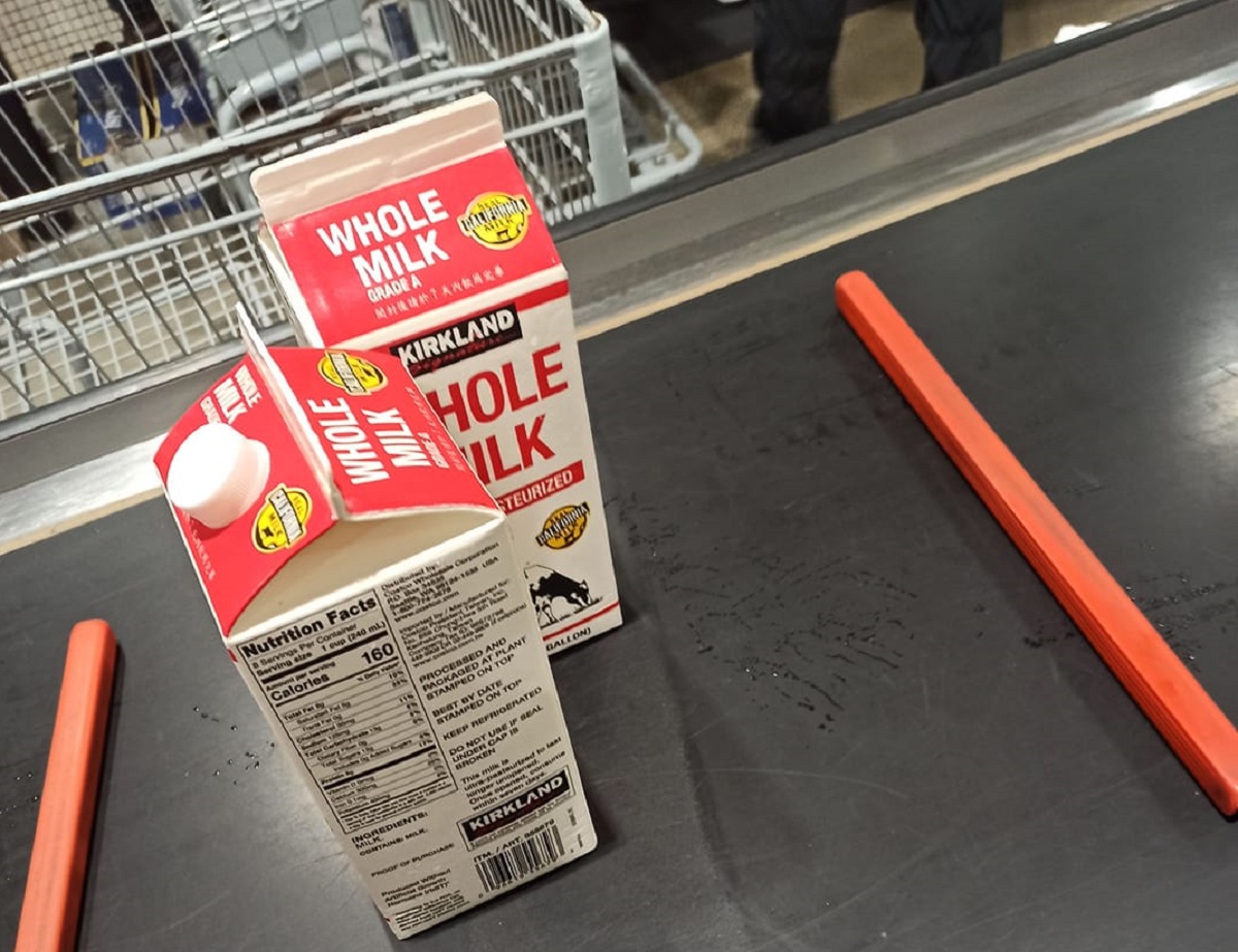 ▲一名網友抱怨指出，自己日前到好市多買牛奶，怎料排隊結帳時，身後一名大媽突吐「一句話」，她當下正在忙，沒想太多就自動往後移，但事後想想才發現，大媽的邏輯根本不對。（圖／翻攝自臉書社團「爆怨公社」）