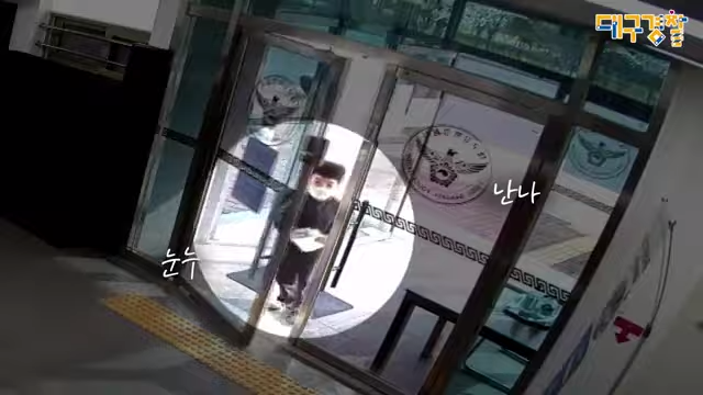 ▲一位戴著口罩的小男孩,小跑步的推開警局大門喊「叔叔,我要捐東西!」。(圖/翻攝自