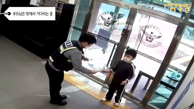 ▲接著小男孩便直接拿出了「口罩」和「一幅自己畫的畫作」。(圖/翻攝自
