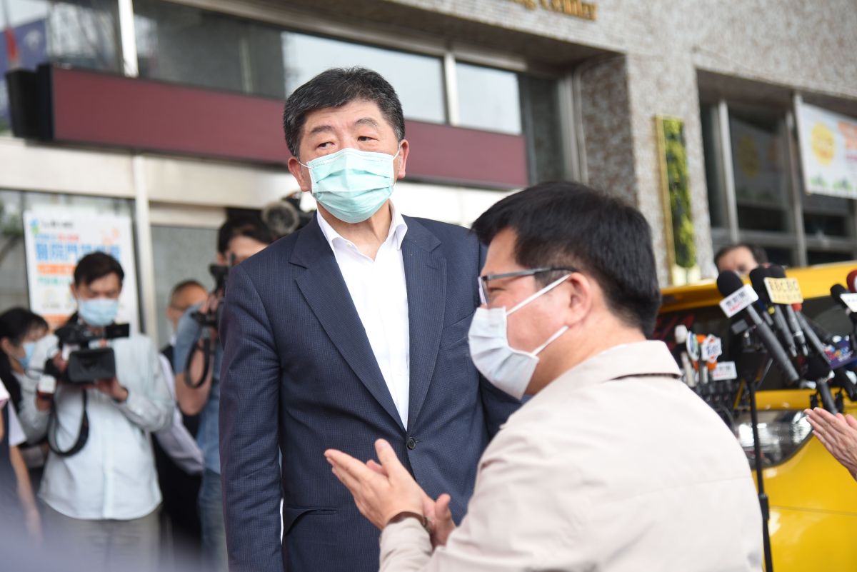 ▲衛福部長陳時中（後）與交通部長林佳龍（前）出席台灣大車隊捐贈搭車金活動。（圖／記者陳明安攝）