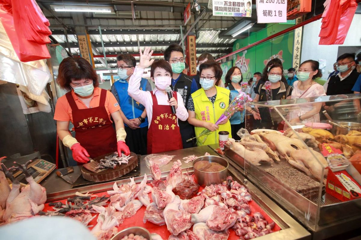 ▲市長盧秀燕前往第三公有零售市場致贈康乃馨，擔任一日店長，行銷生鮮肉品及蔬果 (圖／柳榮俊翻攝2020.5.10)