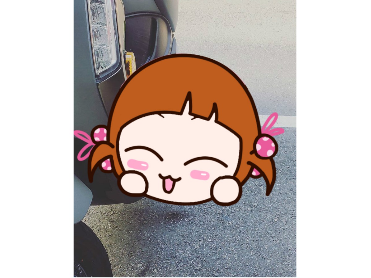 ▲網友的機車腳架上，穿了一雙紅色的高統帆布鞋，且原 PO 還幫它綁好鞋帶，看起來十分可愛。（圖／翻攝自爆廢公社二館）