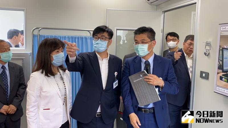 ▲陳其邁參觀「移動式緊急部署檢疫醫院原型」。(圖/記者陳聖璋攝,2020.05.10)