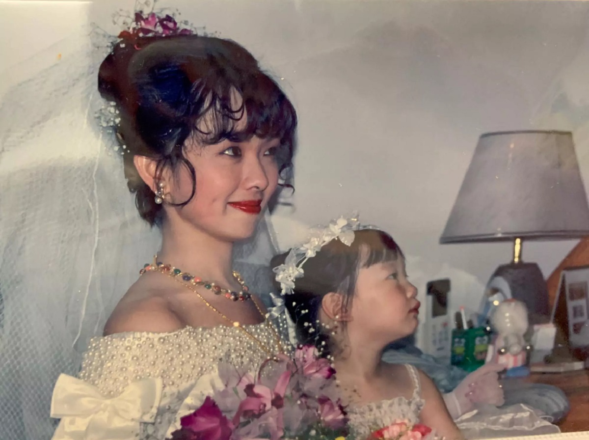 ▲一名網友在《 Dcard 》曬出媽媽年輕時「 0 修圖 + 0 濾鏡」的青澀照片，結果全場一看都超讚歎，直呼「根本藝人等級！」（圖／翻攝自Dcard）