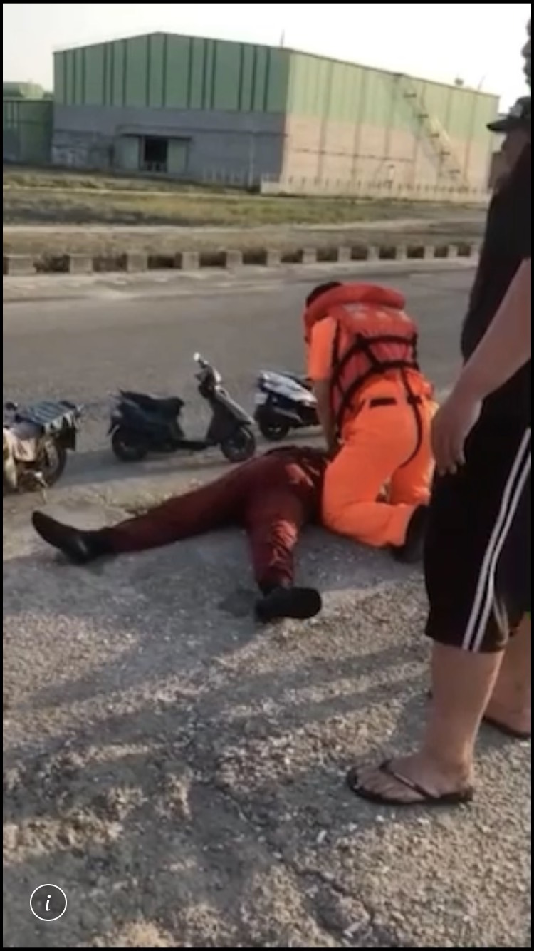 ▲婦人下海採蚵卻突然落海溺水，海巡署第三岸巡隊防潮門安檢所獲報，立即派員攜帶救生裝備前往現場，並協助送醫急救。（圖／記者陳雅芳翻攝）