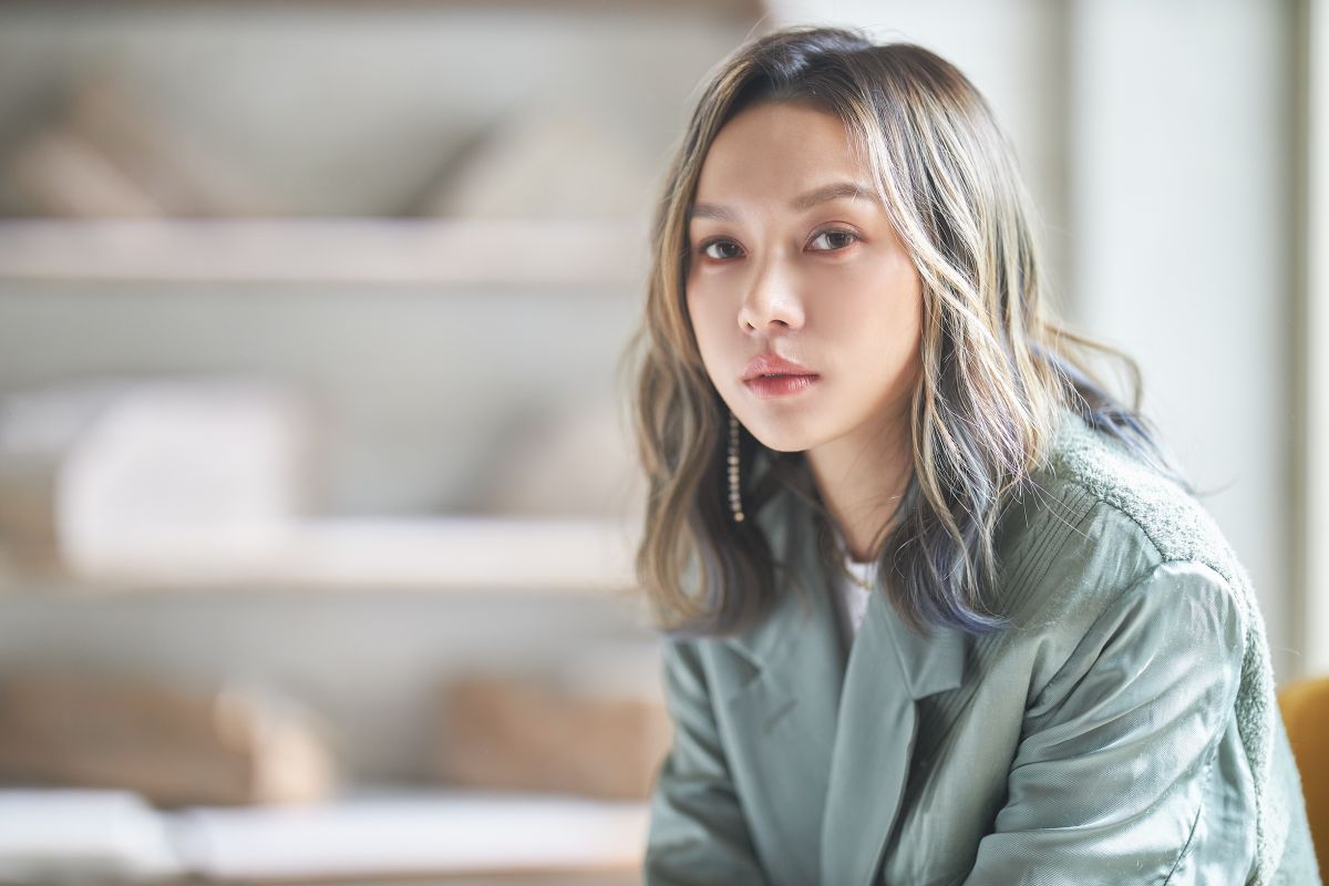 ▲林采欣特別為媽媽訂製無醣蛋糕。（圖／華納音樂提供）