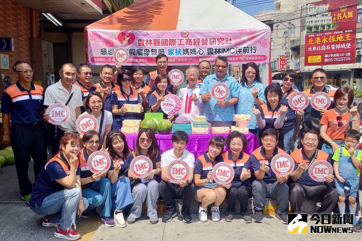 ▲雲林縣工商經營研究社感恩慶母親節，陪同雲林家扶媽媽西瓜大賽超商採買。（圖／記者洪佳伶攝,2020.05.10）