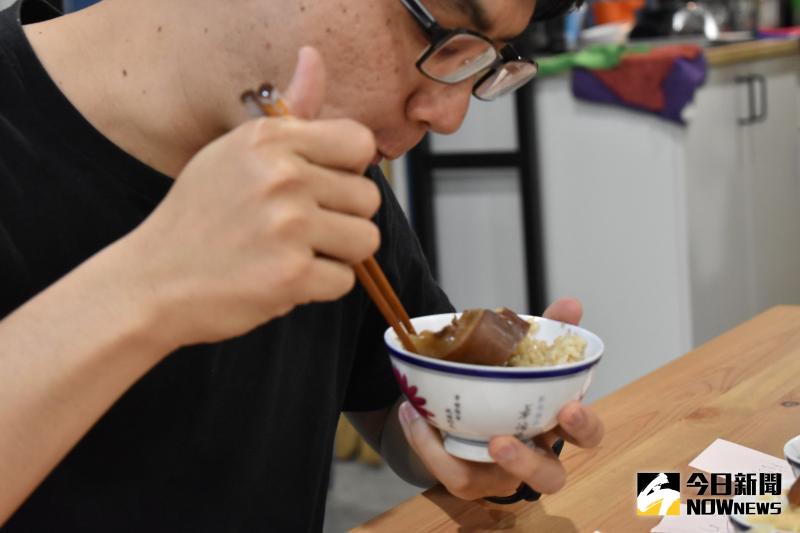 ▲彰化縣議員吳韋達挑戰連吃「六碗」焢肉飯。(圖/記者陳雅芳攝,2020.05.10)
