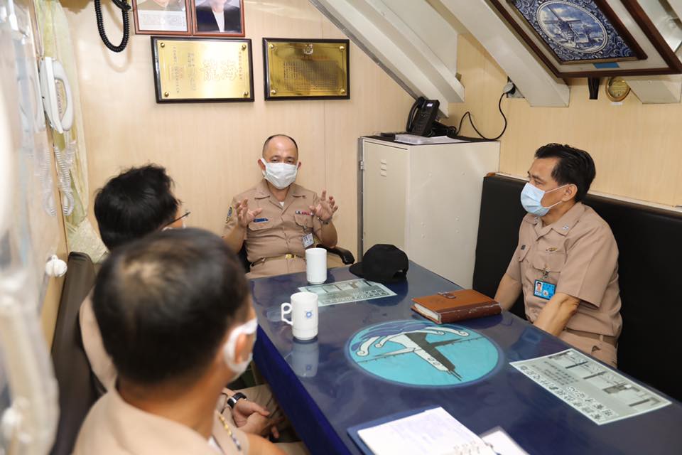 ▲海軍副司令兼指揮官唐華中將10日至151艦隊及256戰隊視導假日戰備暨防疫作為。(圖/中華民國海軍艦隊臉書)
