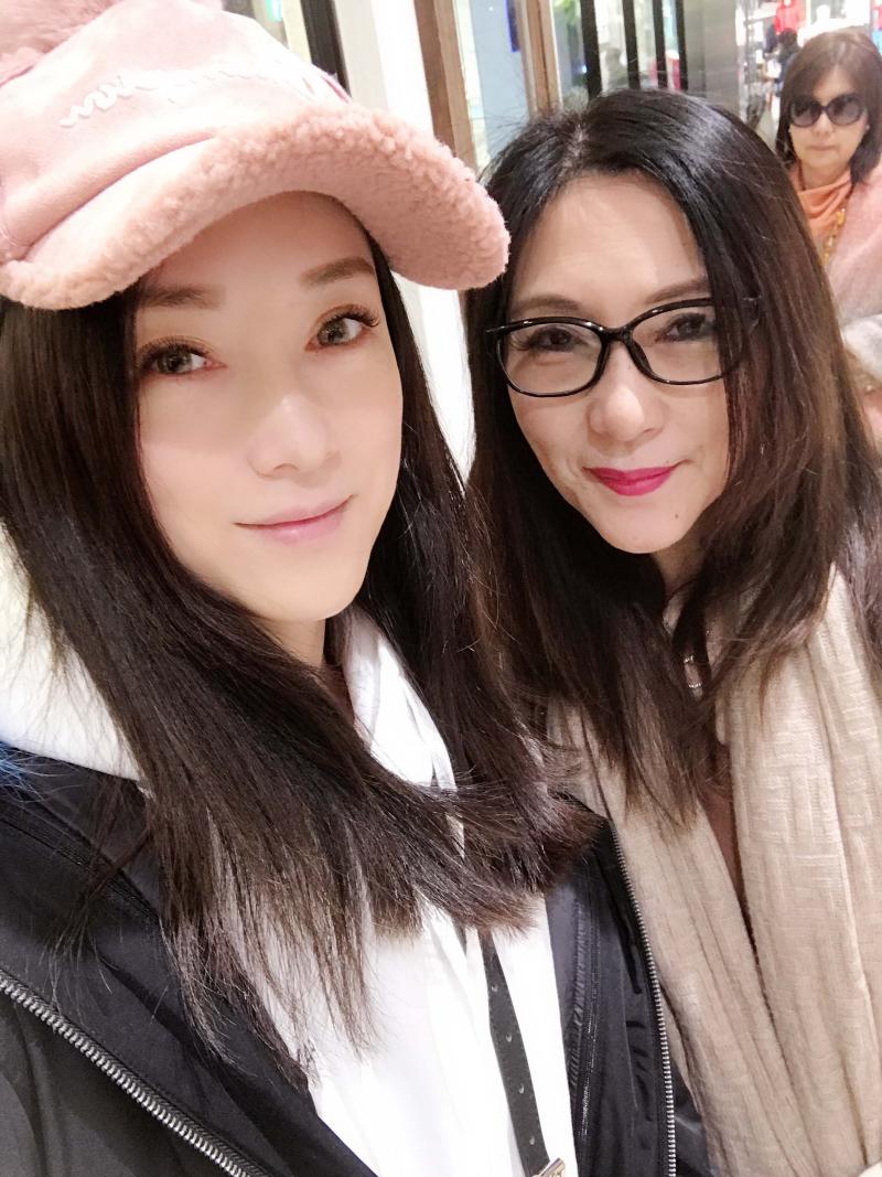 ▲李婭莎與媽媽感情很好。(圖/滾石唱片提供)