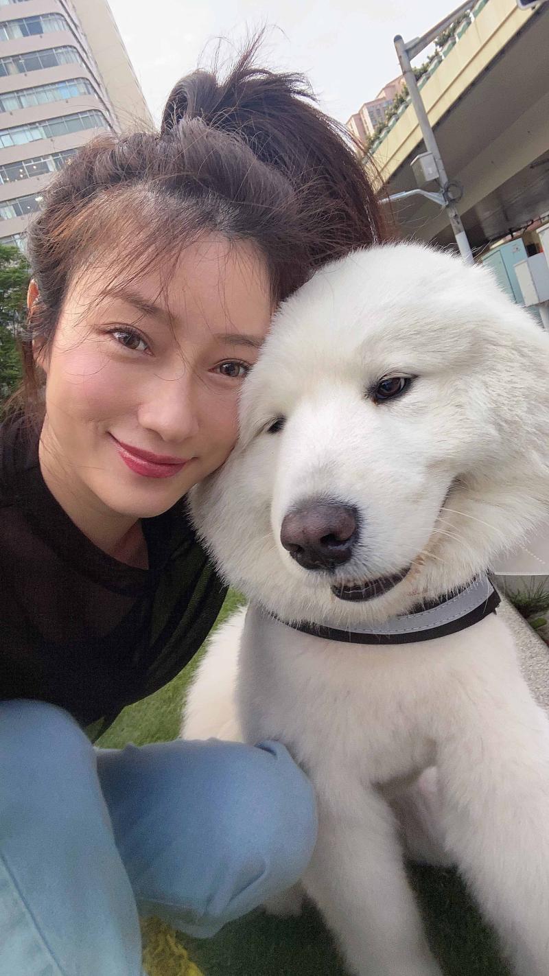 ▲李婭莎送給媽媽大狗,卻遭「退貨」。(圖/滾石唱片提供)