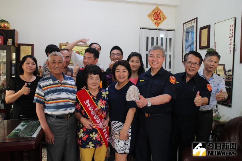 ▲田中分局警員陳俊燃母親楊錦蘭獲選為今年全國警察模範母親殊榮,彰化縣警察局長方仰寧說,楊錦蘭扶養一門三傑從警,其經歷絕非易事。(圖/記者陳雅芳攝,2020.05.10)