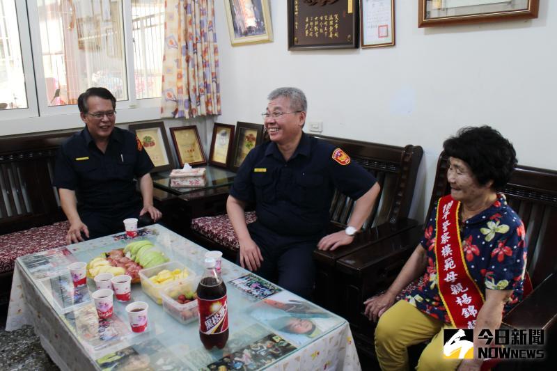 ▲楊錦蘭說,撫育期間就經常告誡子女們,長大後要做對國家有幫助的工作,三個兒子也共同為國守護治安30年。(圖/記者陳雅芳攝,2020.05.10)