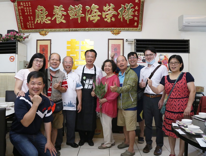 ▲嘉義縣長翁章梁在母親節當天到餐廳當一日主廚，為母親們上菜、獻花祝福。(圖／記者陳惲朋翻攝）