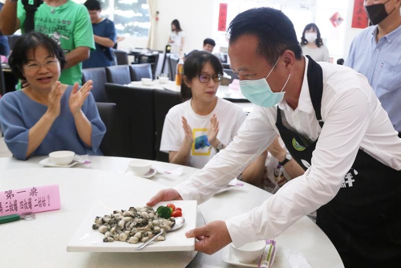 ▲嘉義縣長翁章梁親切為民眾端菜上桌。(圖/記者陳惲朋翻攝)