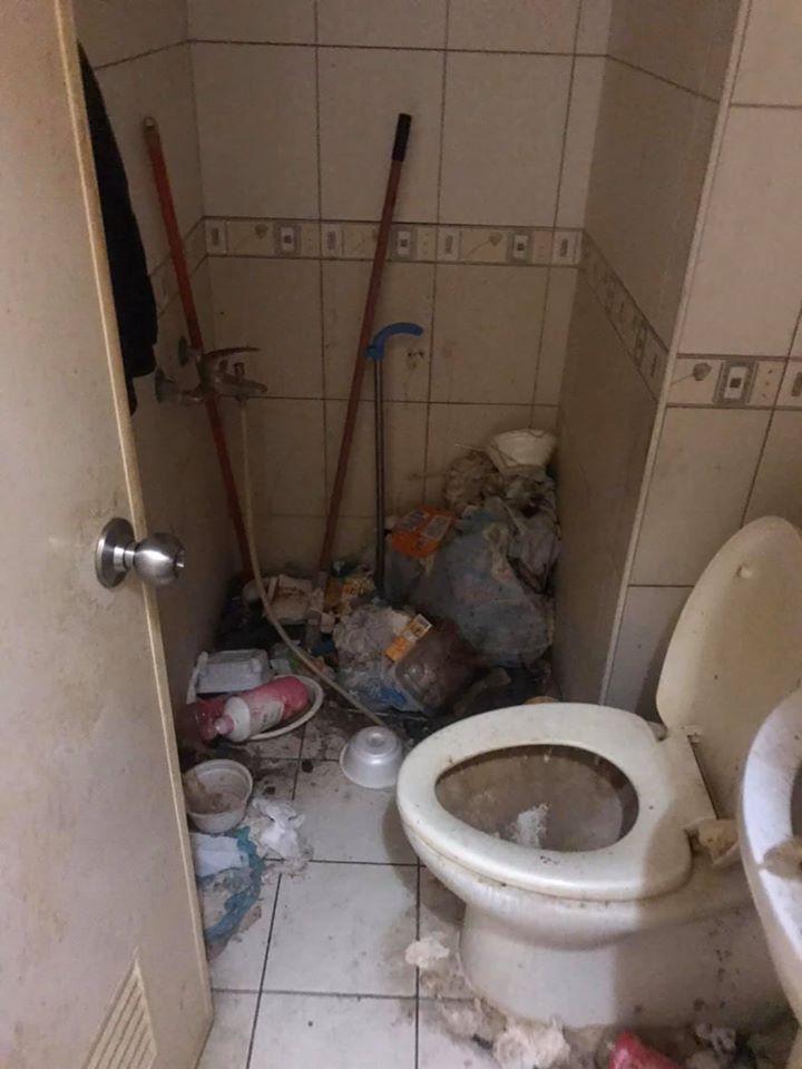 ▲廁所也是沒放過，角落全垃圾。（圖／翻攝爆怨公社）