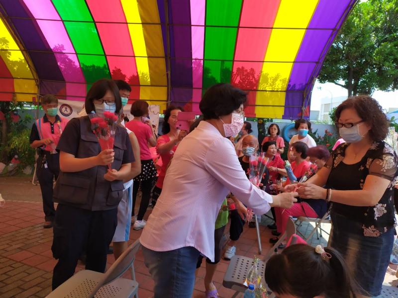 ▲彰化縣長王惠美發送康乃馨給在現的媽媽們,感謝媽媽平時對家庭的付出。(圖/記者葉靜美攝,2020.05.10)